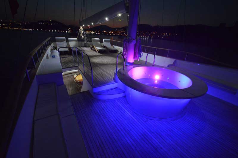 holiday on gulet with jacuzzi Bodrum